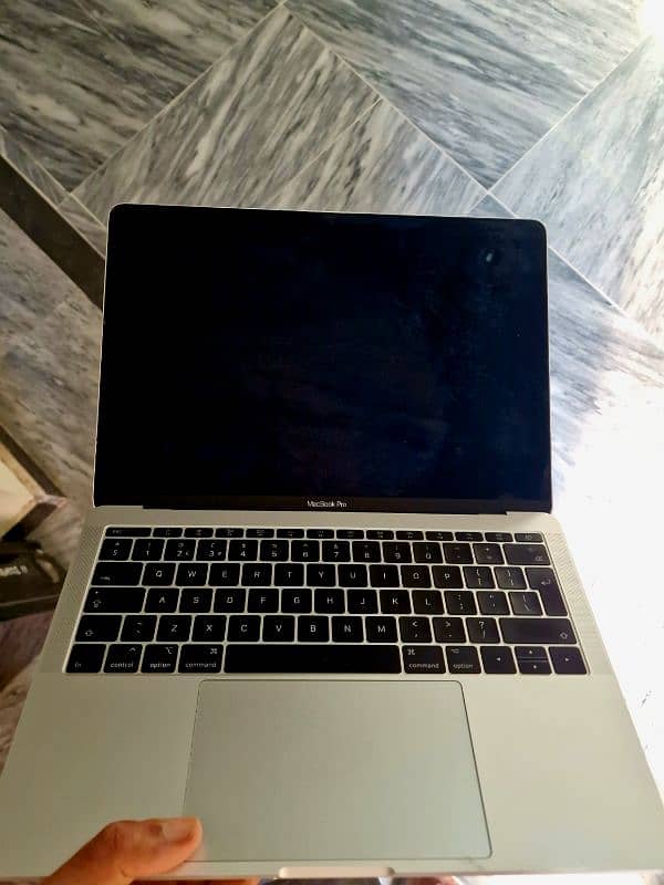 macbook pro 2017 ( excellent condition) 1