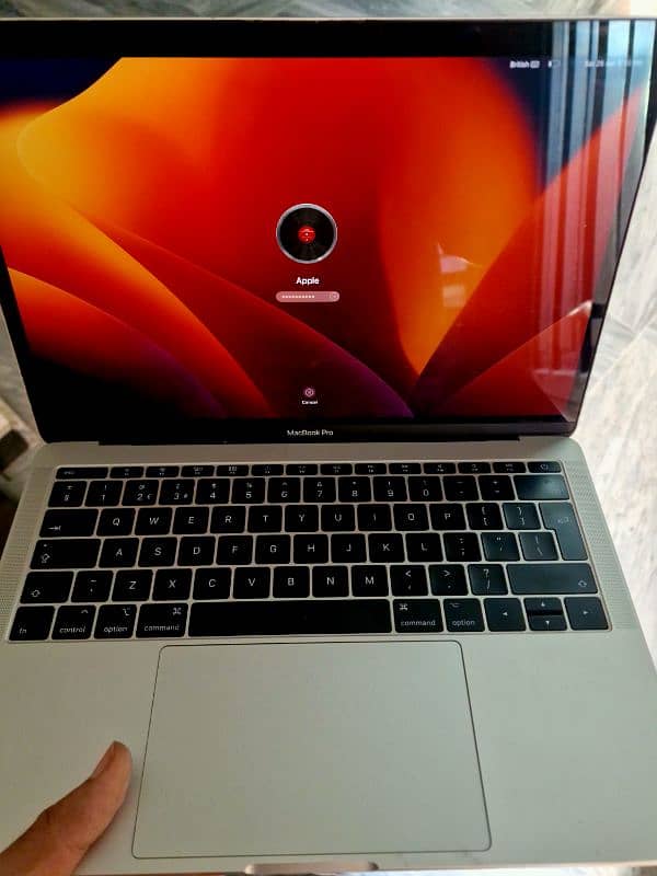 macbook pro 2017 ( excellent condition) 2
