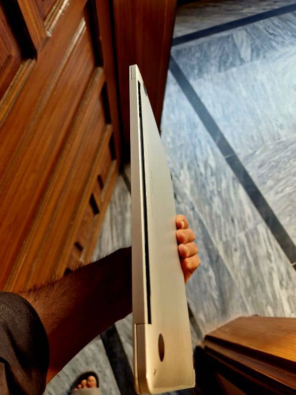 macbook pro 2017 ( excellent condition) 3