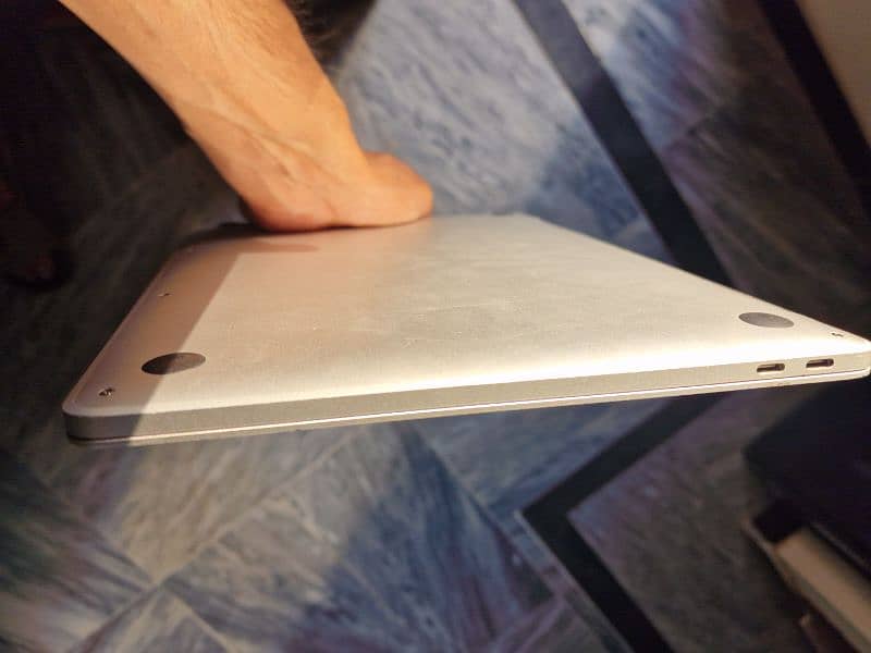 macbook pro 2017 ( excellent condition) 4