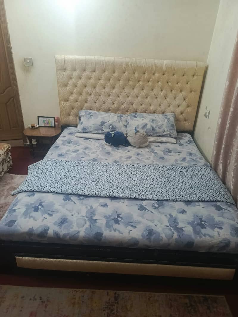 King size used bed with storage option. 4