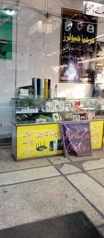 mobile shop k lie larka chahie 0