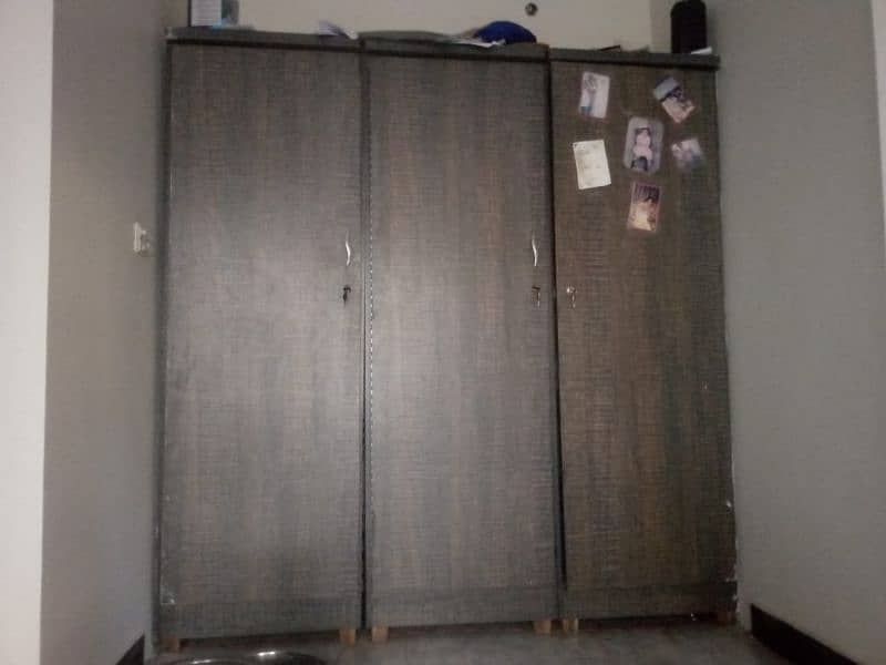 Three door wardrobe 0
