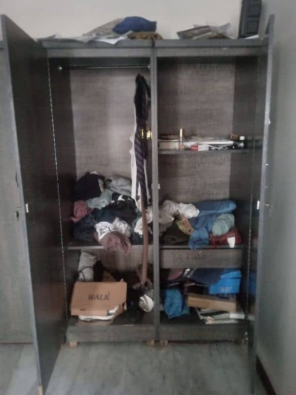 Three door wardrobe 4