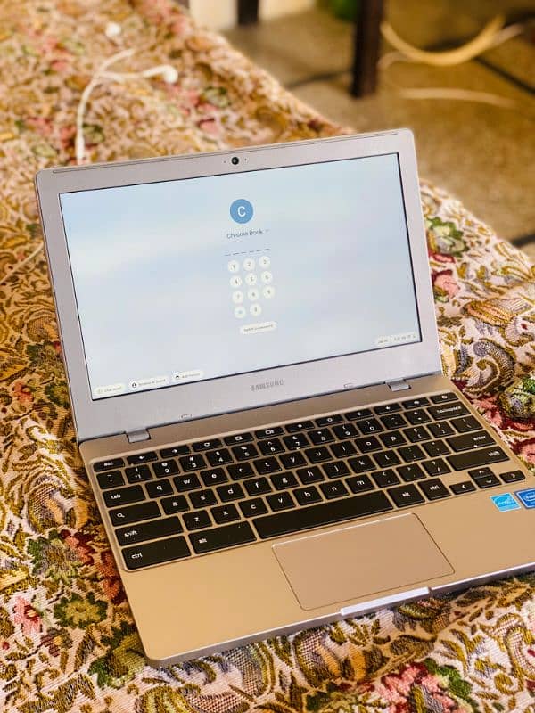 2 Chromebook 4gb 32gb urgent sale 0