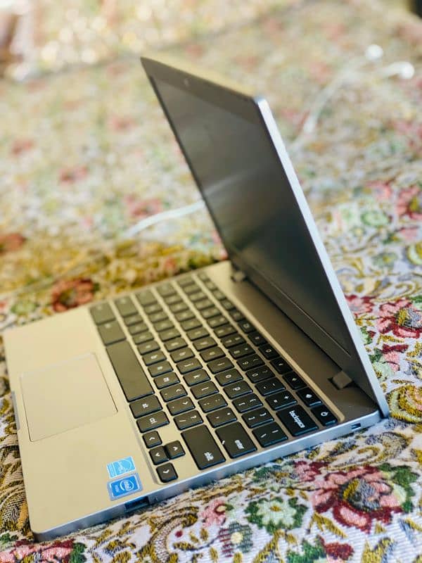 2 Chromebook 4gb 32gb urgent sale 3