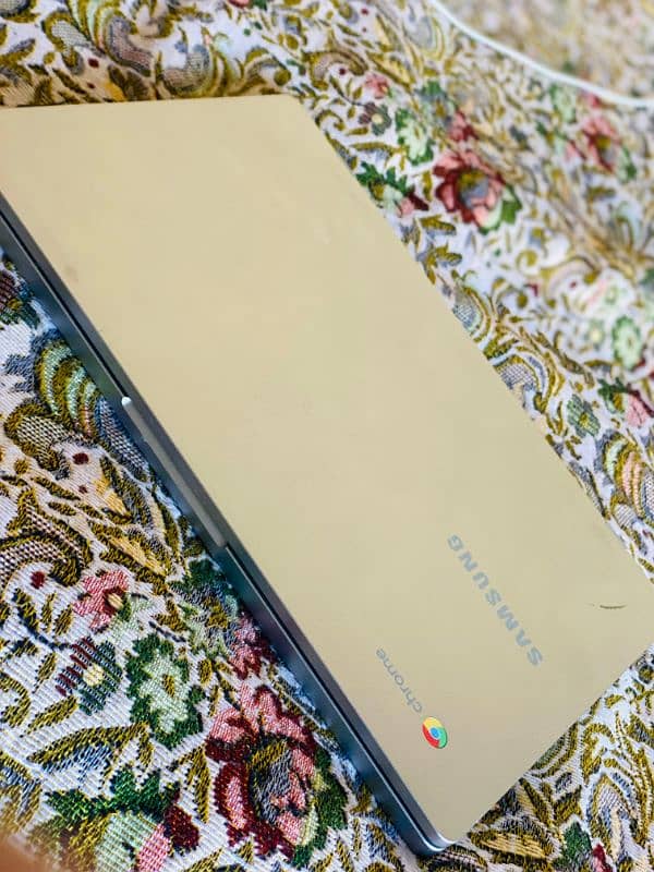 2 Chromebook 4gb 32gb urgent sale 5