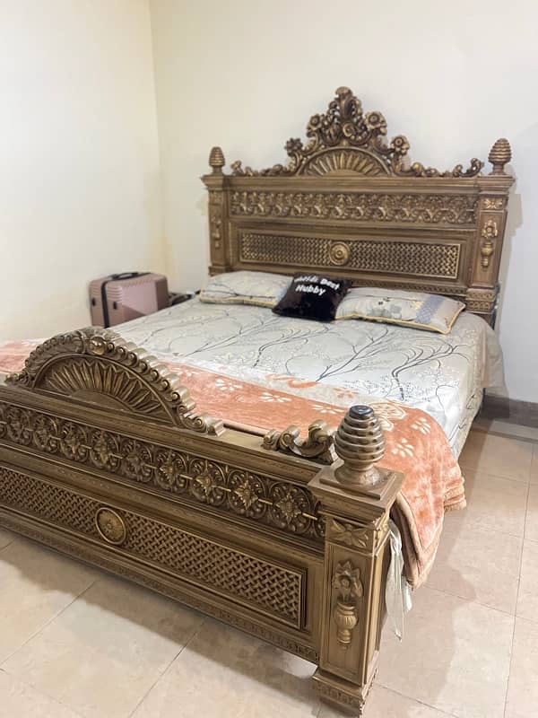 orignal wood bed and orher accesories dressing and room chairs 0