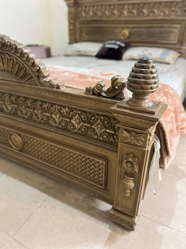 orignal wood bed and orher accesories dressing and room chairs 1