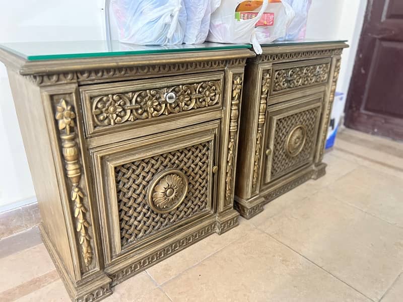 orignal wood bed and orher accesories dressing and room chairs 3