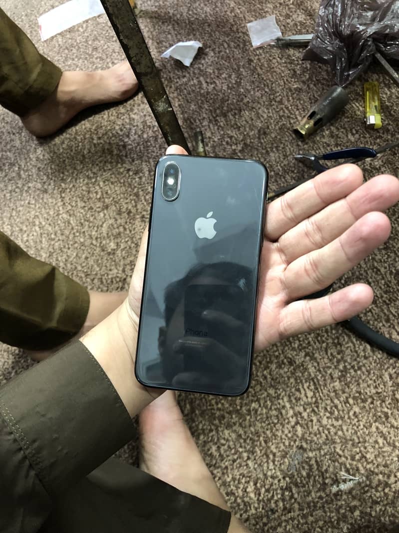 iphone x bypass 64 gb sirf unit ma crack ha baki all ok orignal phone 0