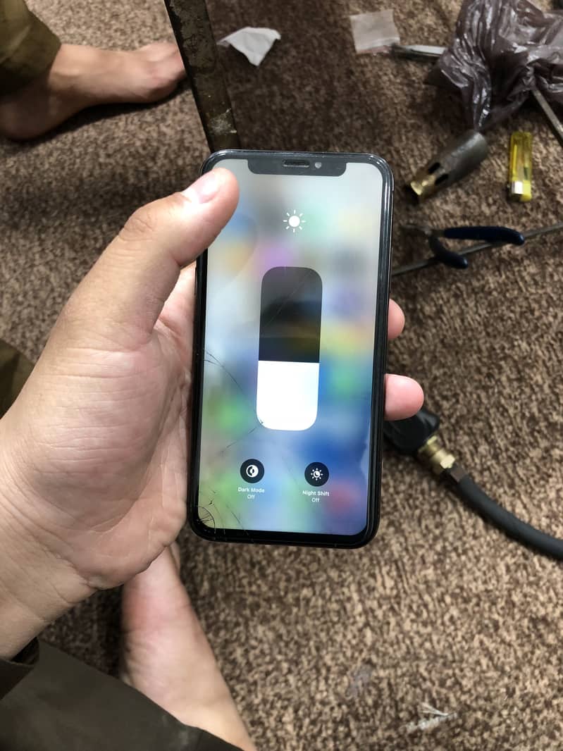 iphone x bypass 64 gb sirf unit ma crack ha baki all ok orignal phone 4