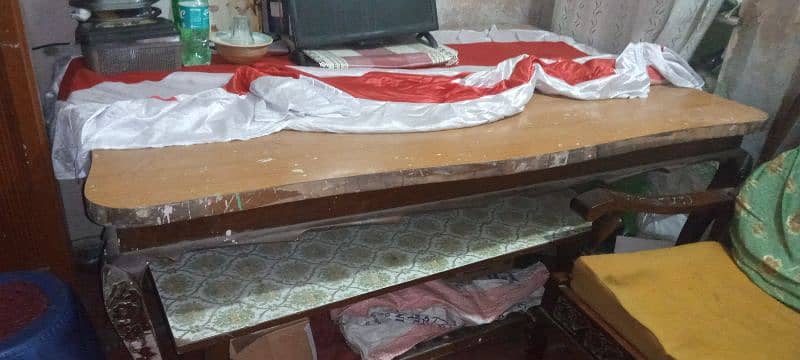 Wood Table with 9/10  condition 0