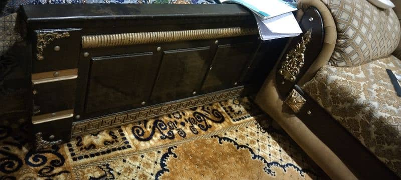 bed hy metus bhee hy ur singhar table bhee hy with good condition 2