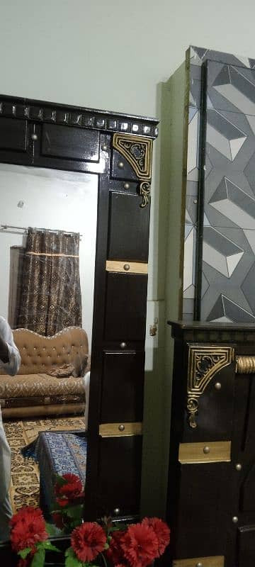 bed hy metus bhee hy ur singhar table bhee hy with good condition 3