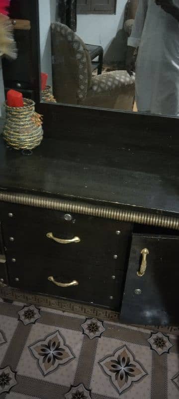 bed hy metus bhee hy ur singhar table bhee hy with good condition 4