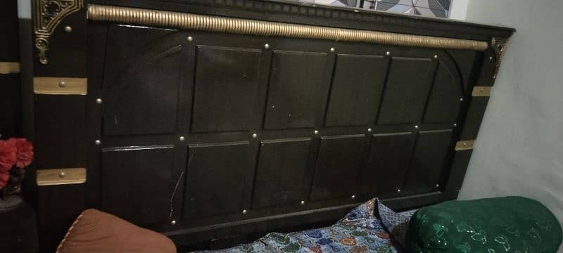 bed hy metus bhee hy ur singhar table bhee hy with good condition 5