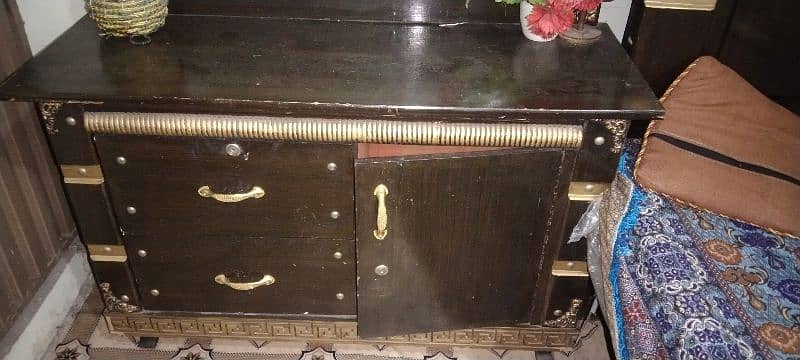 bed hy metus bhee hy ur singhar table bhee hy with good condition 6