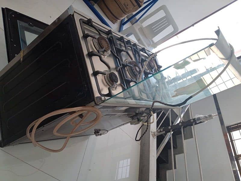 gas oven plus stove. . . . . . 10/10 condition 2
