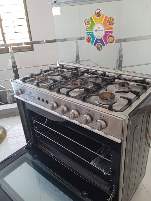 gas oven plus stove. . . . . . 10/10 condition 0