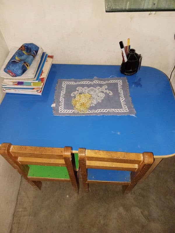 4 to 10 years children use this table with chairs 0