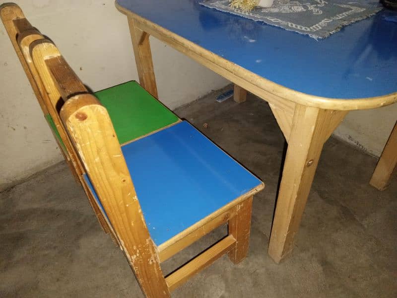 4 to 10 years children use this table with chairs 4