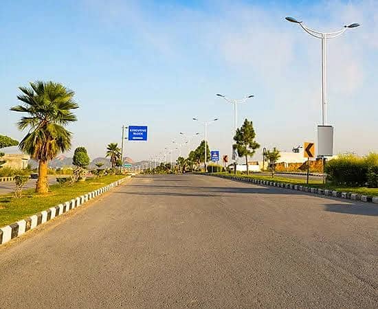 5.6 Marla Corner Pair Plot on Major Road Block U 1