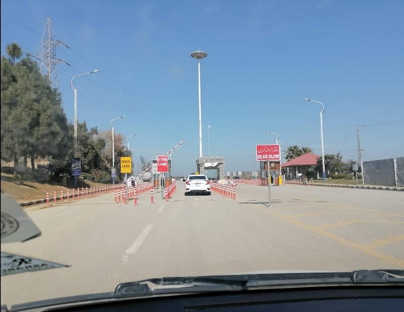 5.6 Marla Corner Pair Plot on Major Road Block U 7