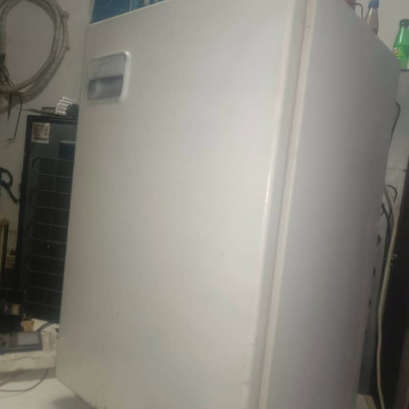 Room size Refrigerator (size 6 cubic ft) 0