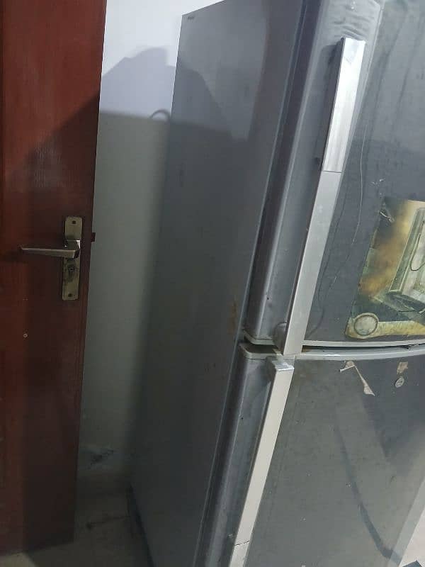 Dawlance  Fridge Medium size for urgent sale 4