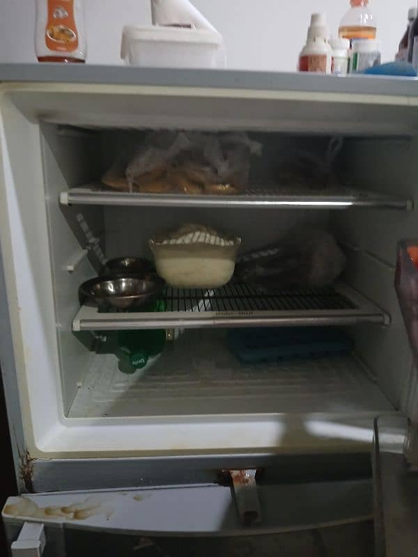 Dawlance  Fridge Medium size for urgent sale 5