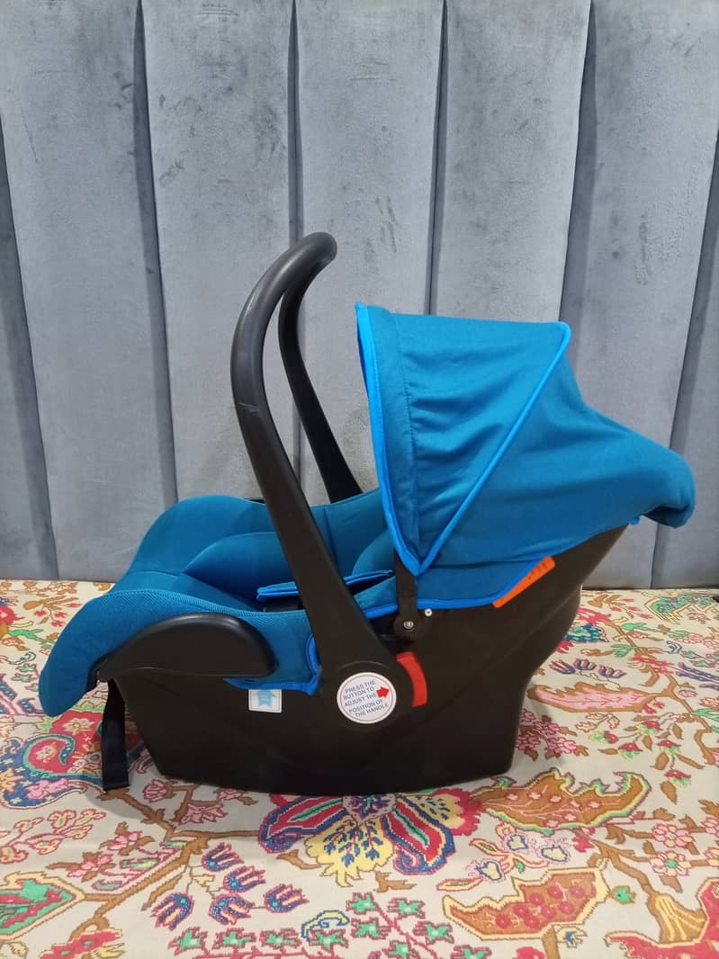 Tinnies Baby Carry Cot and Car Seat in Blue Colour, Almost New 4