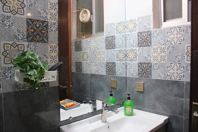 1 BED LUXURY FURNISHED FOR RANT IN GULBERG GREEN 31