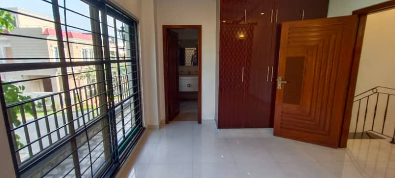 Prime location Near Park 8