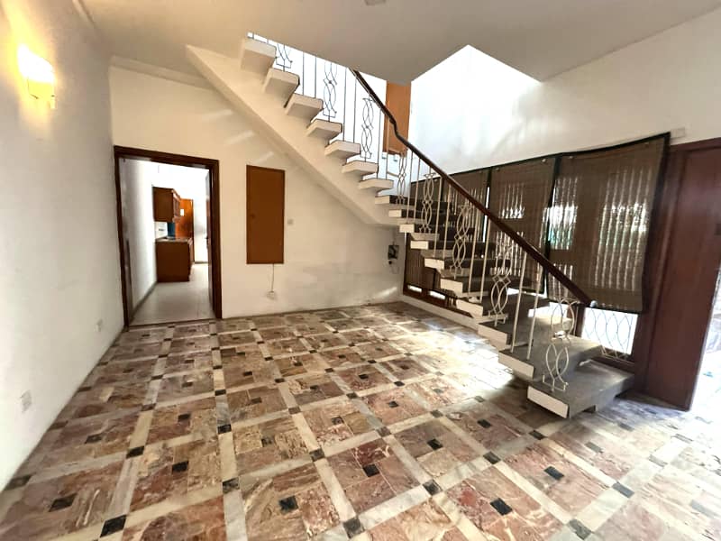 Old House Near Kohsar Road in f-7 For Sale 3