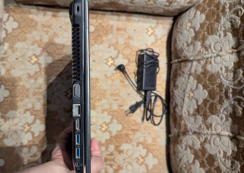 Acer Aspire V3-574 4