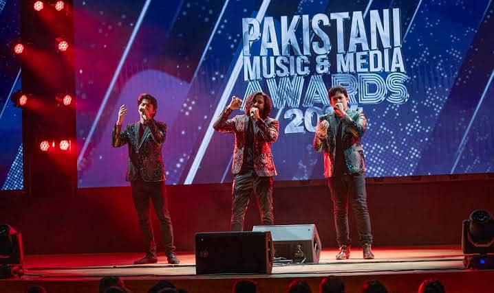 Musical band performance by Acoustica team 0