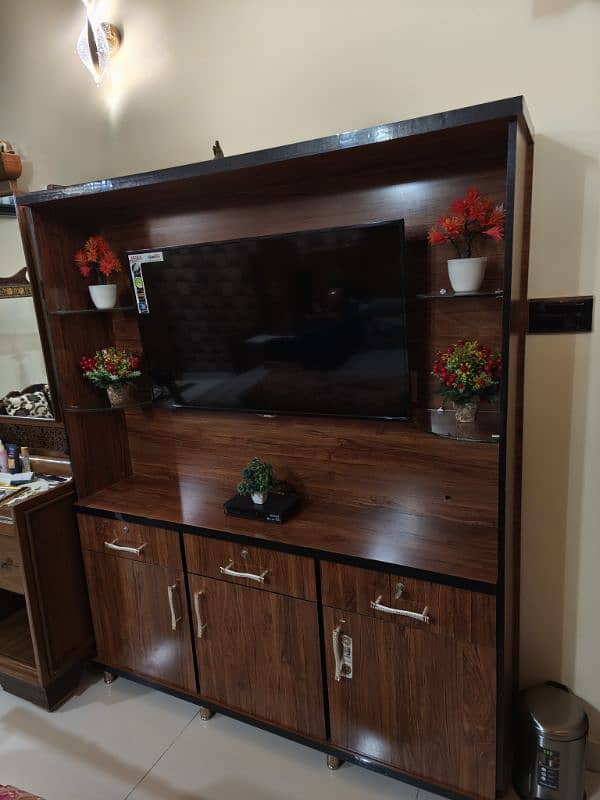 Elegant Wooden TV Unit with Decorative Shelving (4.7ft x 5ft) 1