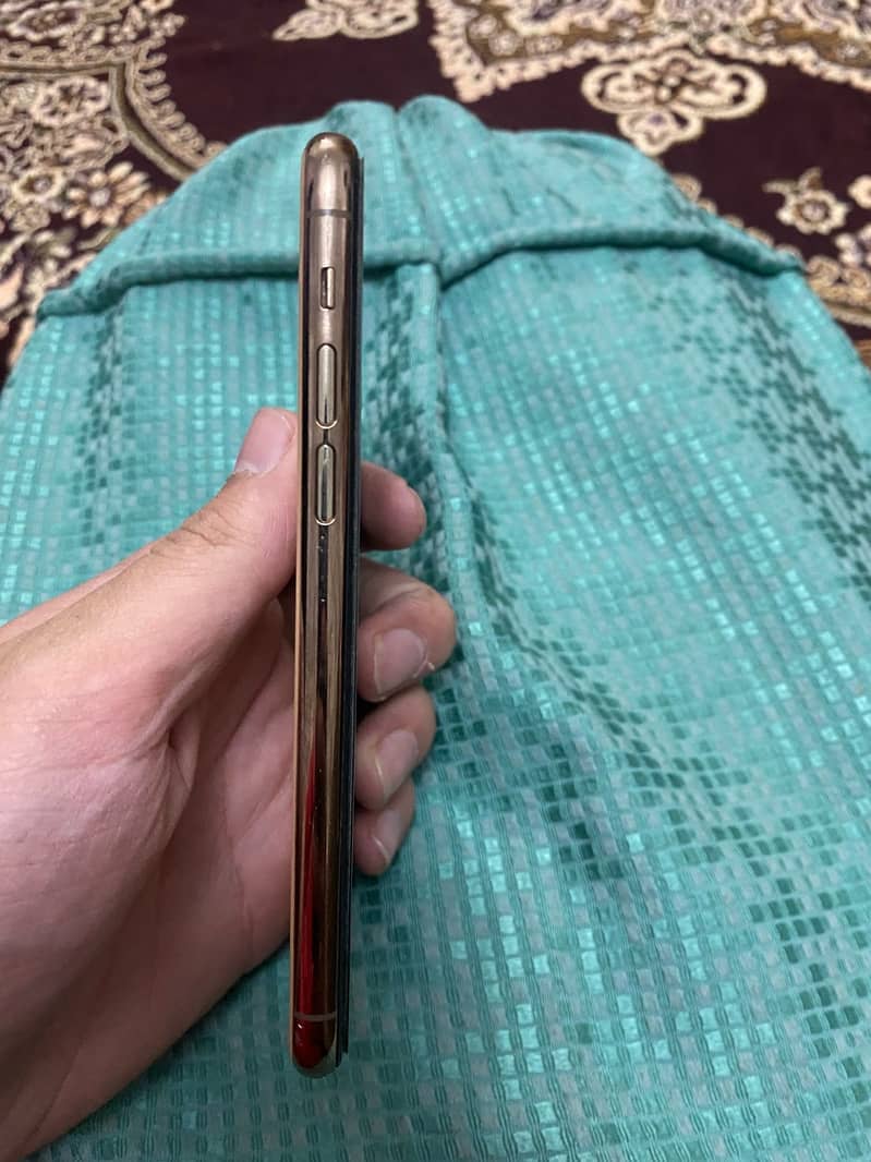 Apple iPhone 11 Pro.  Whatsapp no 03015276179 3