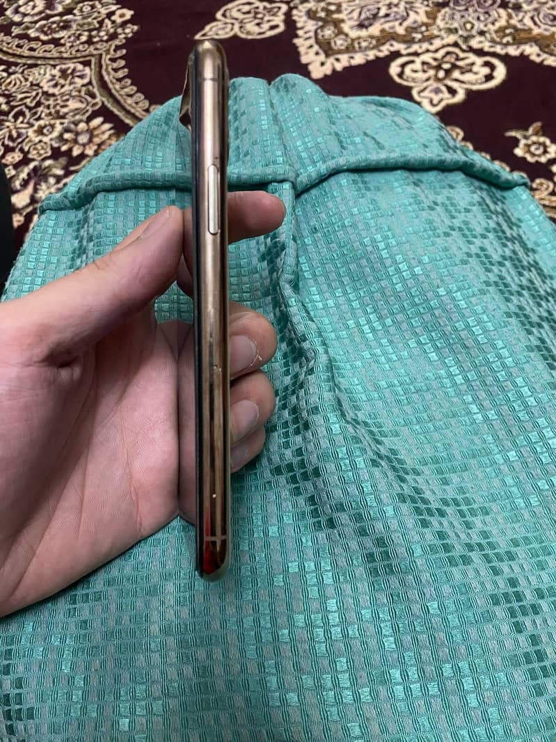Apple iPhone 11 Pro.  Whatsapp no 03015276179 4
