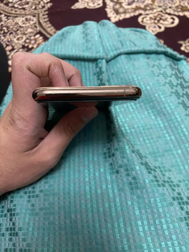Apple iPhone 11 Pro.  Whatsapp no 03015276179 5