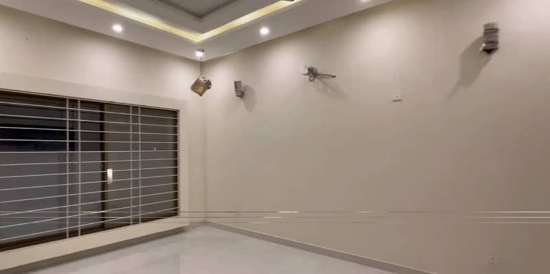 272sq yd 5 Bedrooms Luxury Villa is Available FOR RENT. 6km from Entrance of BTK. 5 Bed DDL 2 Kitchens 11