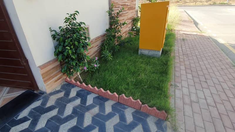 272sq yd 5 Bedrooms Luxury Villa is Available FOR RENT. 6km from Entrance of BTK. 5 Bed DDL 2 Kitchens 16