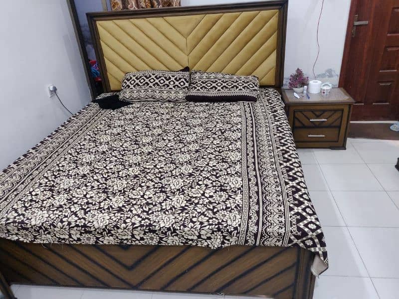 almost new bed set with dressing table 0