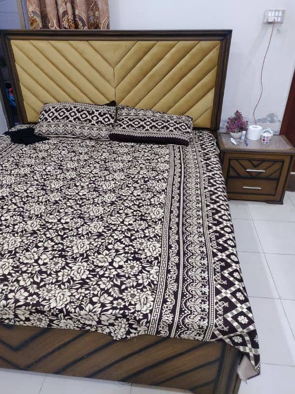 almost new bed set with dressing table 1