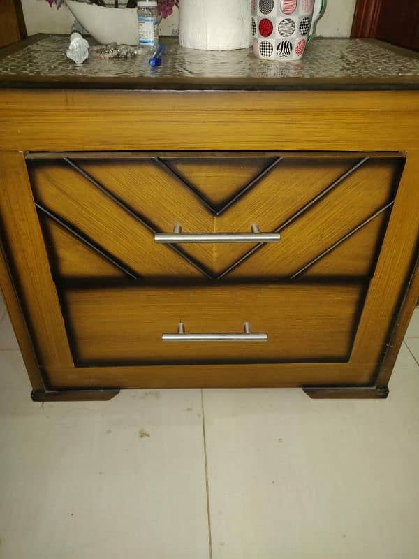 almost new bed set with dressing table 4