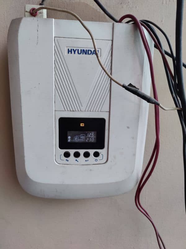 Hyundai solar ups with 5 solar panels 1