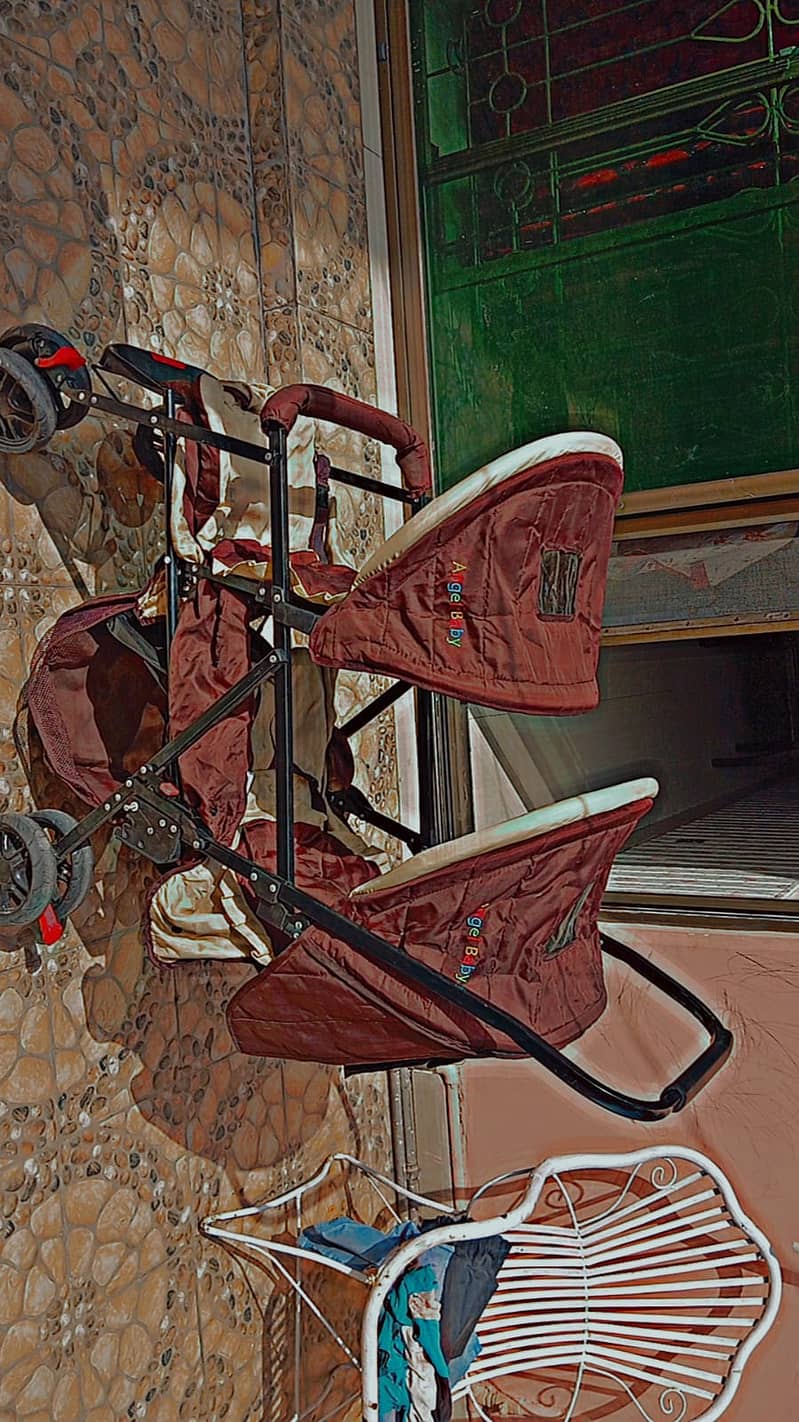 Twin pram seems like new 1