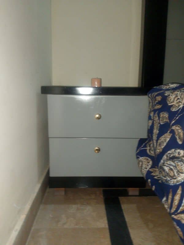 bed ,dressing ,side tables 0322 4292700for sale 2 to 3 month use 2