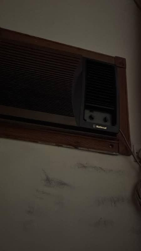 National window AC 1
